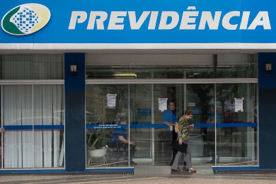 INSS começa a pagar primeira parcela do 13º nesta quarta; veja calendário e como consultar o valor