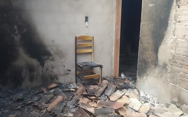 Criminosos expulsam moradores e incendeiam casas em Santa Rita