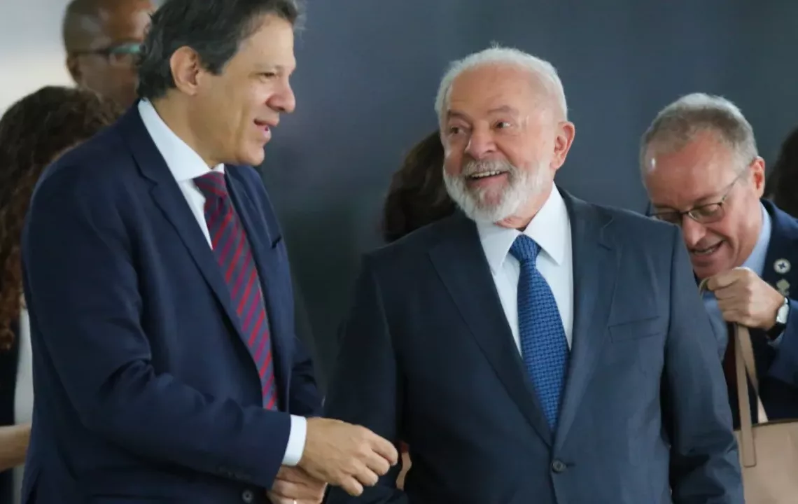 Lula diz que ainda precisa “estar convencido” se necessita cortar gastos