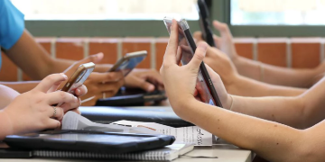 Comissão de Educação aprova projeto que proíbe celulares nas escolas públicas e privadas