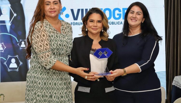 Prefeita Karla Pimentel recebe prêmio de excelência em governança pública