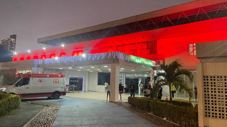 Dezembro Vermelho: fachada do Hospital de Trauma de João Pessoa ganha iluminação especial