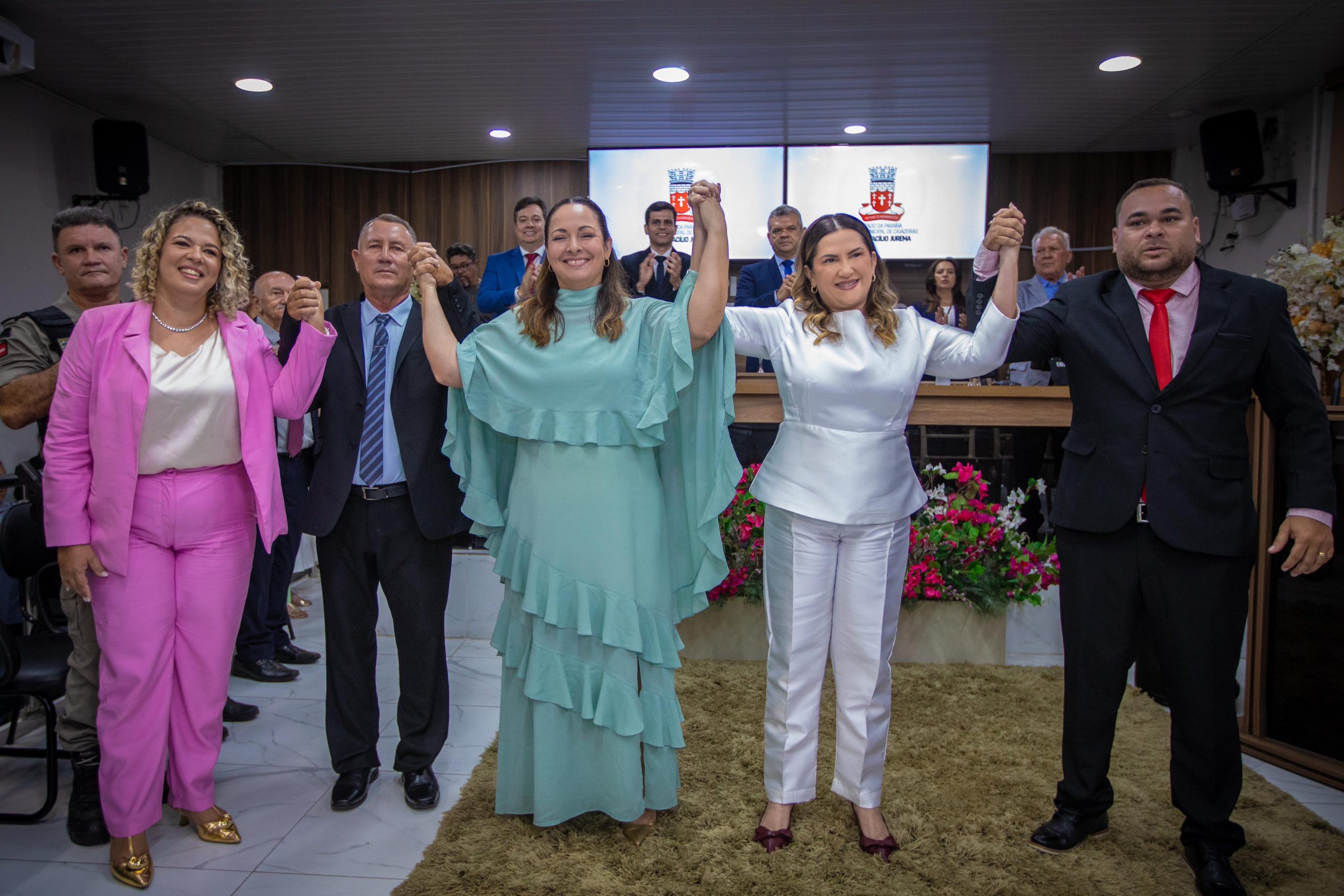 Corrinha Delfino toma posse como primeira professora prefeita de Cajazeiras e destaca uma gestão participativa