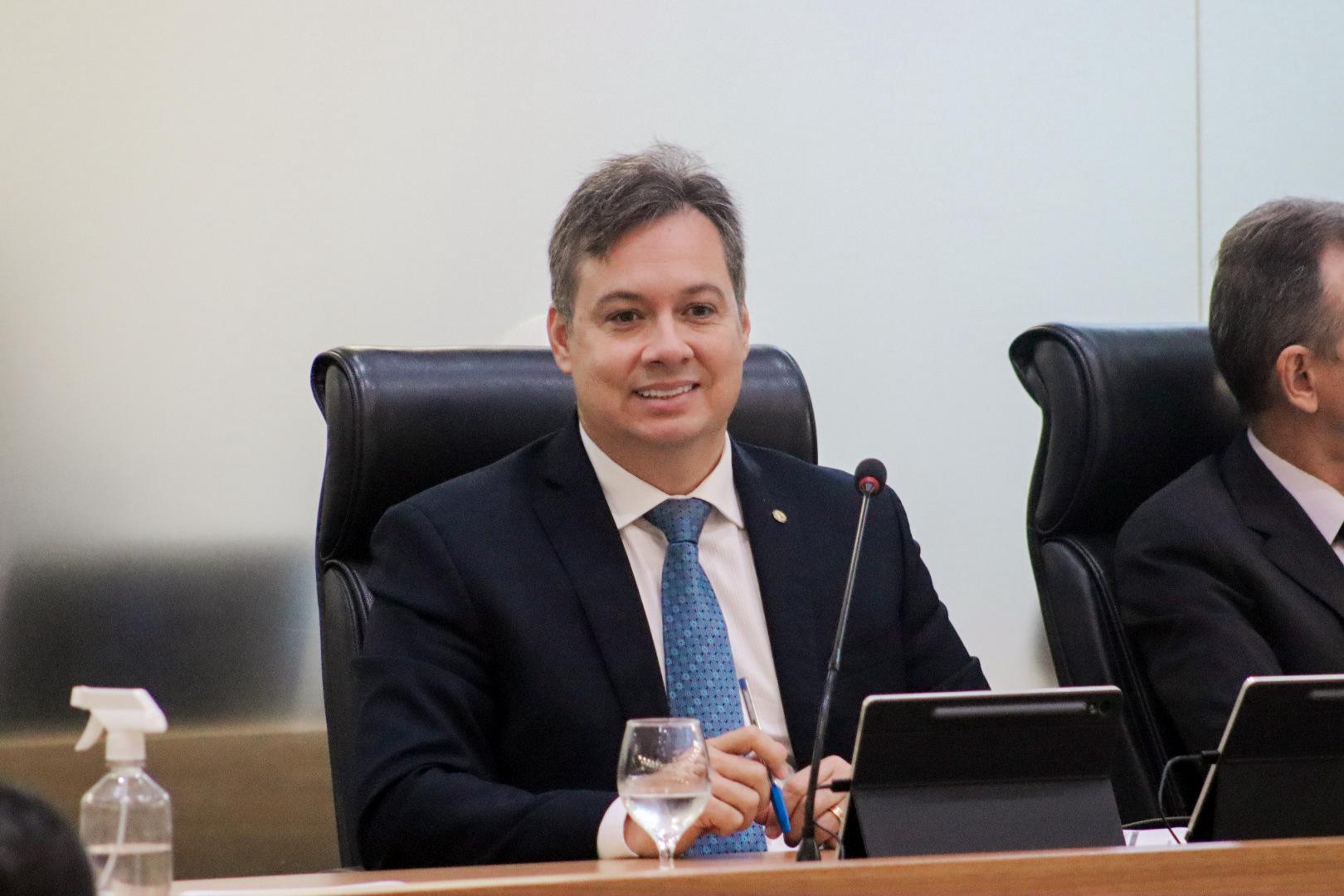 Júnior Araújo propõe ampliação de direitos a servidores que cuidam de Pessoas com Deficiência