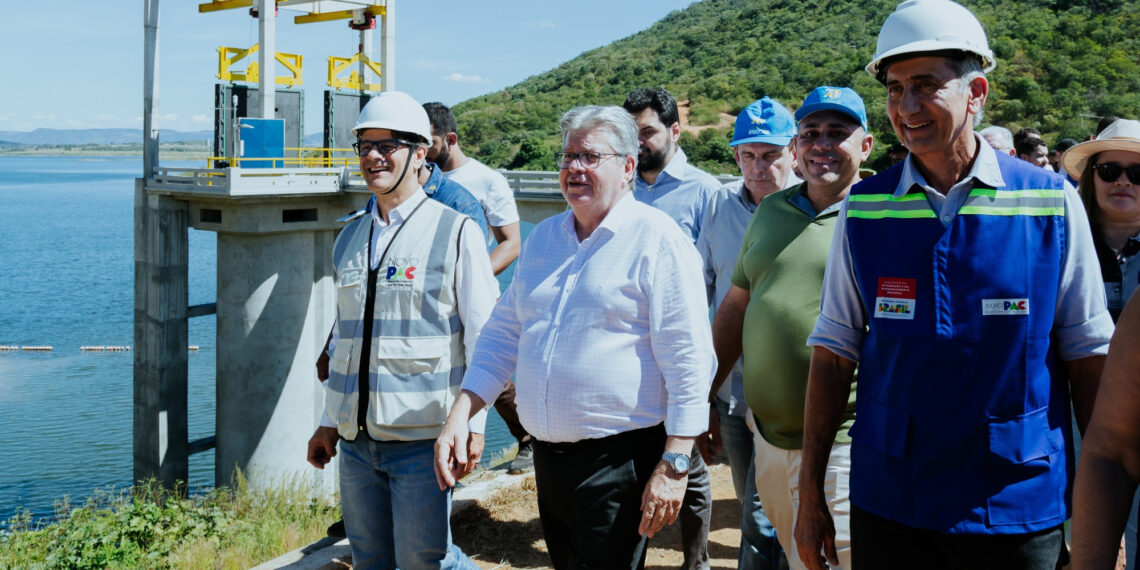 João Azevêdo e ministro Waldez Góes entregam obra de recuperação de Barragem em Cajazeiras
