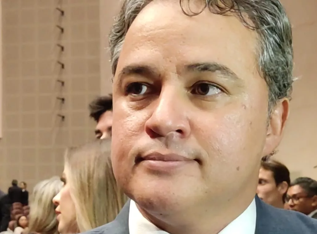 “Cícero e Adriano, se quiserem vir, serão bem recebidos”, dispara Efraim Filho ao abrir portas da oposição para governistas