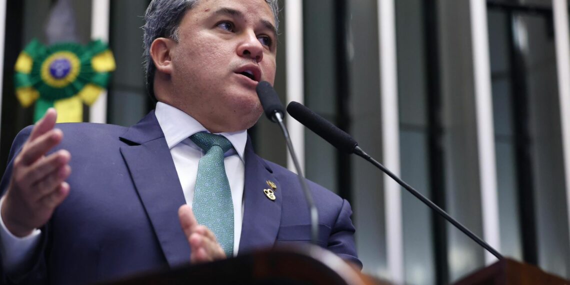 “Nossos bens mais preciosos, não estão em bancos, estão nas escolas”, disse Efraim ao liderar debate no Senado sobre combate à violência nas escolas