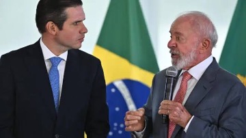 Hugo Motta discute com Lula proposta para reduzir conta de luz