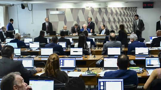 Em votação unânime, CCJ do Senado rejeita e enterra PEC da Blindagem