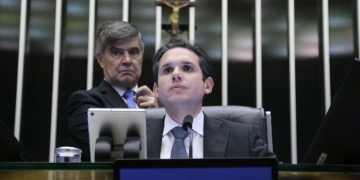 Hugo Motta promete urgência para projeto que proíbe cobrança por mala de mão em voos