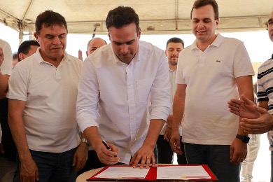 Lucas Ribeiro inaugura creche e inspeciona obras da educação em Triunfo e Poço Dantas
