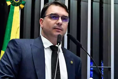 Flávio Bolsonaro arrecada R$ 1 milhão a famílias de policiais mortos no Rio de Janeiro