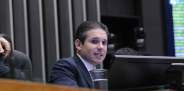 Hugo Motta coloca em votação projeto que reduz penas dos condenados por 8 de Janeiro