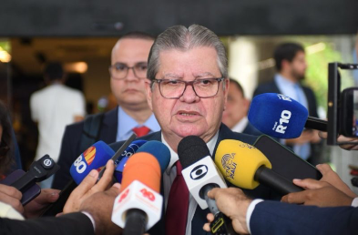 Estado vai convocar mil professores neste mês e mais mil até junho, anuncia João