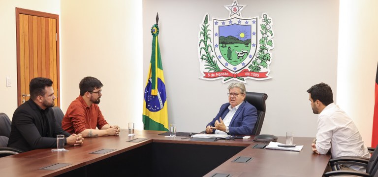 João Azevêdo recebe representantes dos professores e técnicos administrativos que celebram reajuste salarial de 10% e PCCR