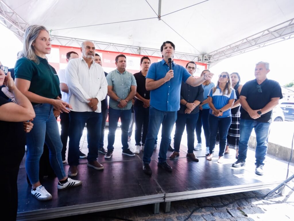 Prefeito Leo Bezerra inaugura primeiro Ecoponto para gerar renda com recicláveis Prefeito Leo Bezerra inaugura primeiro Ecoponto para gerar renda com recicláveis