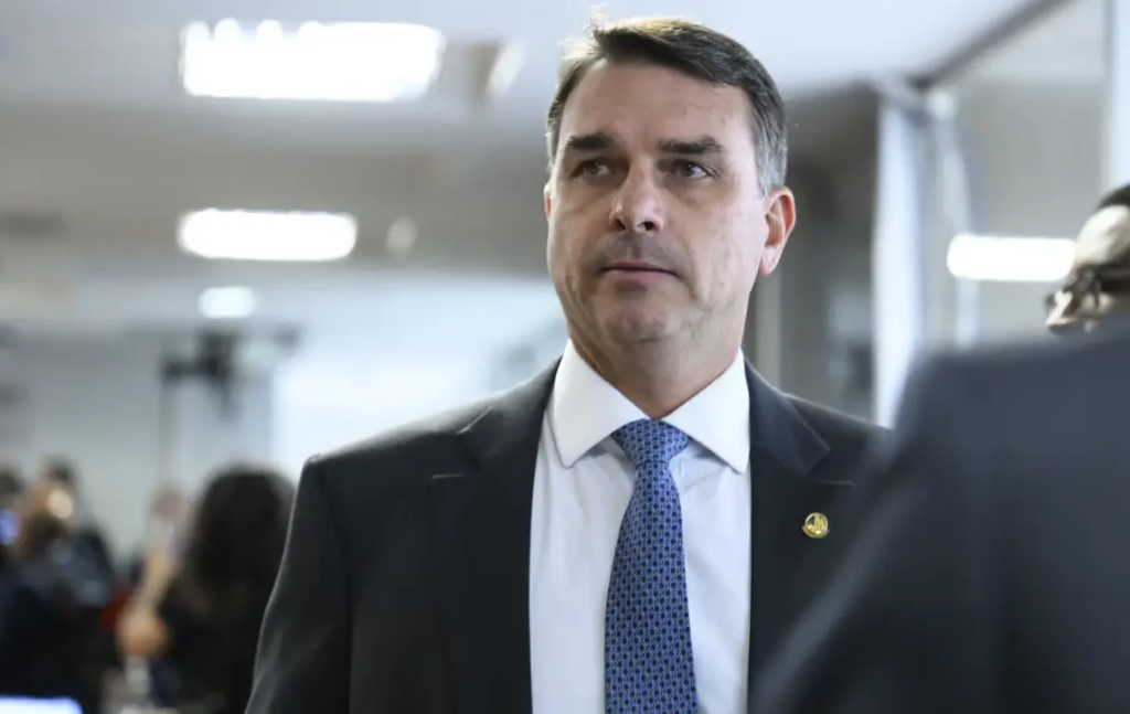 Flávio falta a depoimento e presta esclarecimentos à PF por escrito