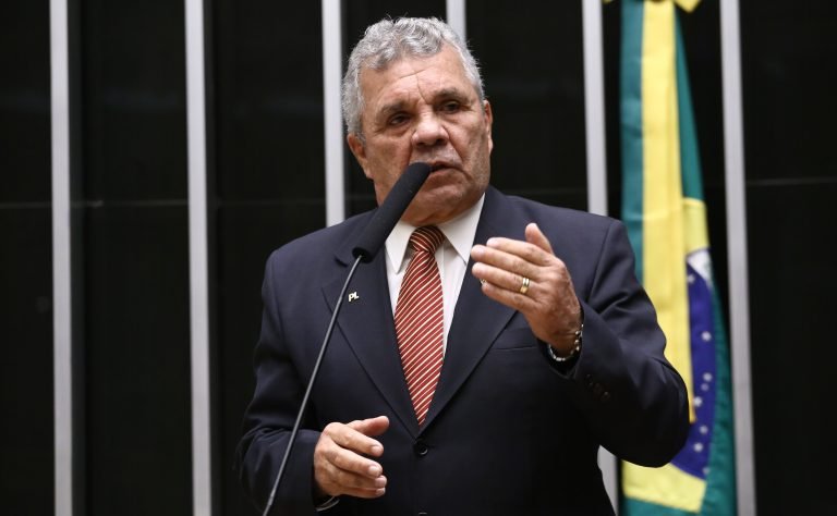Comissão aprova projeto que proíbe armas para quem tem medida protetiva – Notícias