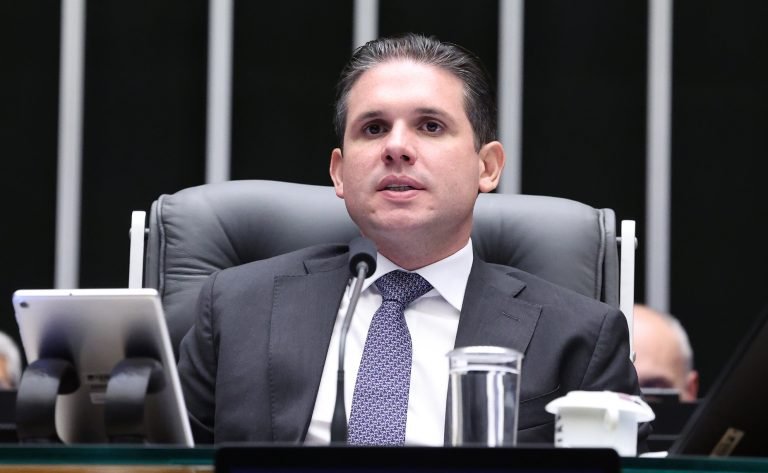 Hugo Motta comemora aprovação de projeto de combate à violência contra mulheres – Notícias
