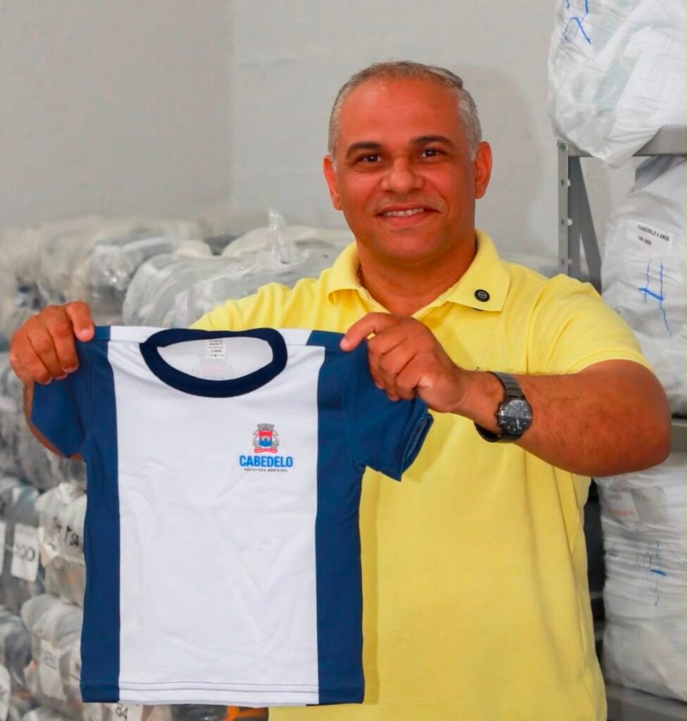 Prefeito Evilásio Cavalcanti reforça investimentos na educação de Cabedelo com entrega de fardamentos e kits
