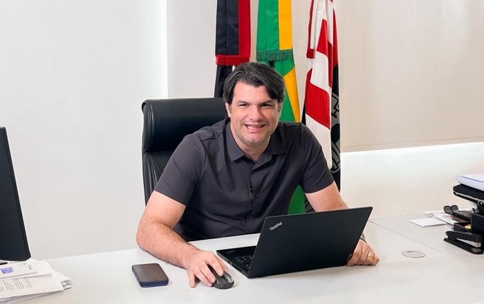 Fim do mistério: Leo Bezerra se filia ao PSDB e anúncio é feito por Aécio Neves