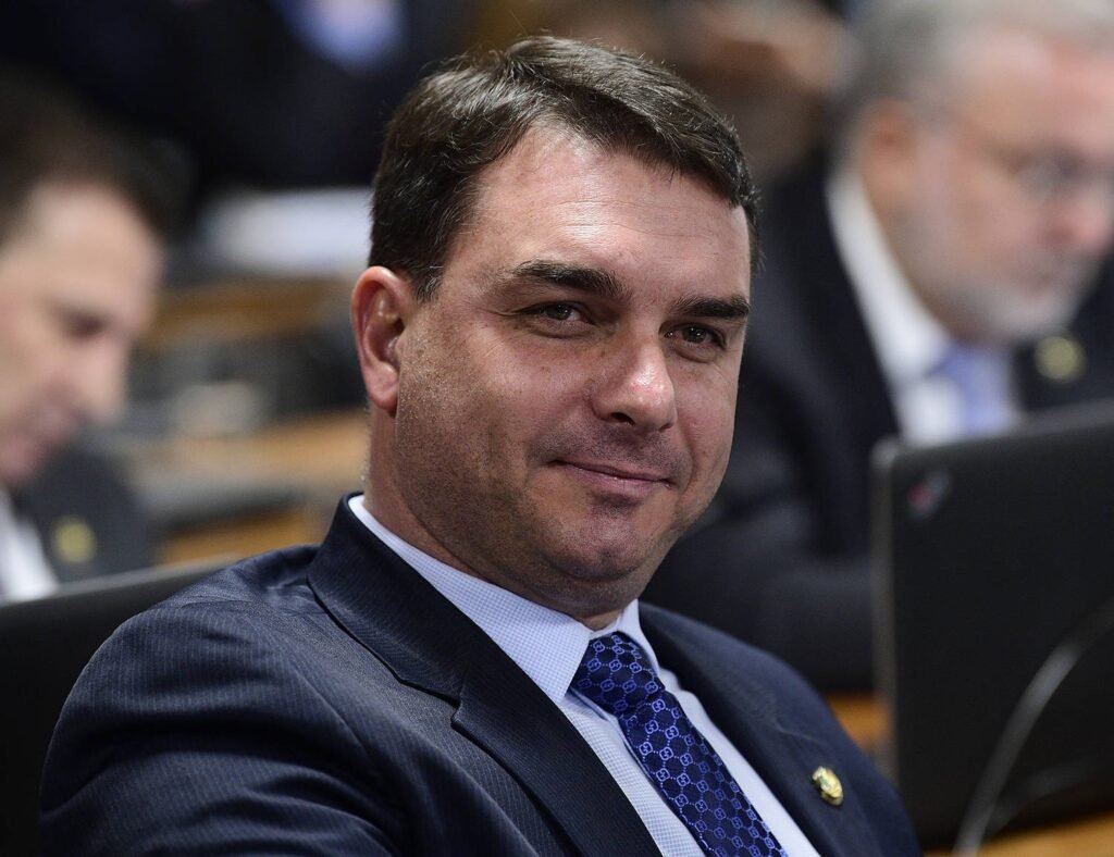 Flávio Bolsonaro aparece filiado ao Missão no sistema do TSE e registro de candidatura é travado