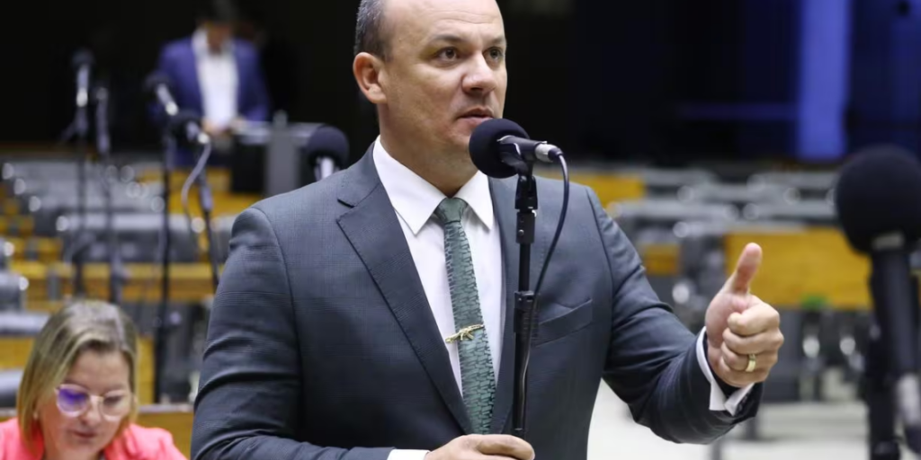 Cabo Gilberto acusa Moraes de violar sigilo de fonte e pede impeachment do ministro