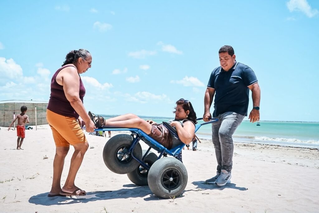 Cabedelo amplia acesso à praia para pessoas com deficiência e abre programação de inclusão