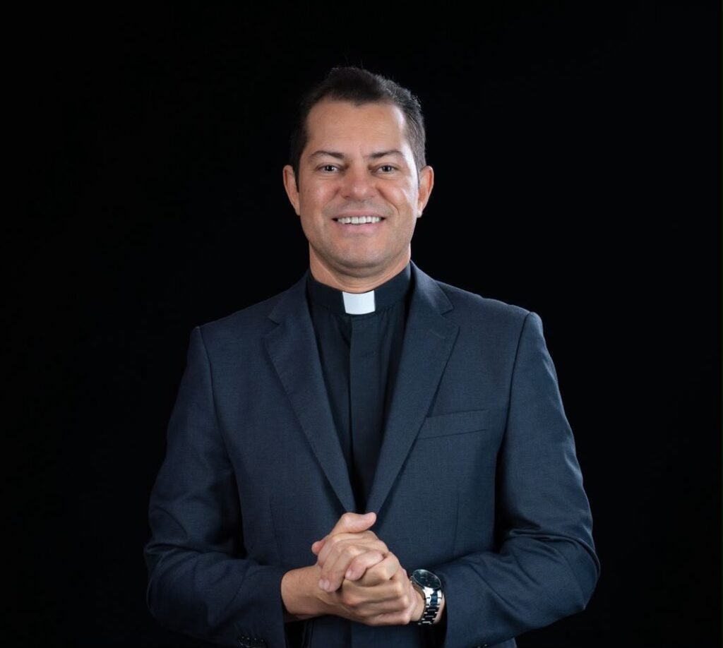Padre Márcio José lança livro que convida famílias a redescobrir a presença em tempos de telas