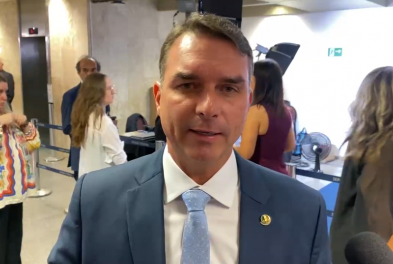 Fim da escala 6×1: Flávio Bolsonaro muda de posição e diz que votará a favor