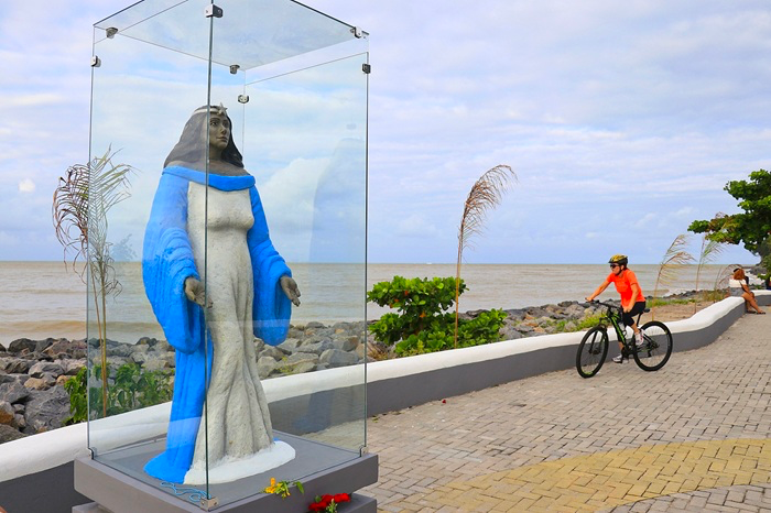 Suspeitos de depredar estrutura de vidro da estátua de Iemanjá são detidos