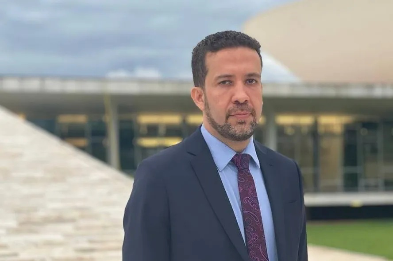 Janones é internado na UTI com arritmia cardíaca após debate da Band