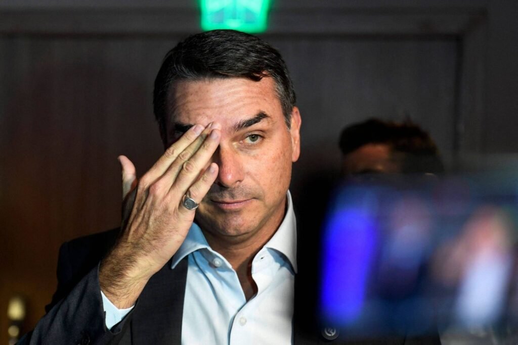 Flávio Bolsonaro impõe condições para aceitar desafio de Lula sobre sigilo Flávio Bolsonaro impõe condições para aceitar desafio de Lula sobre sigilo