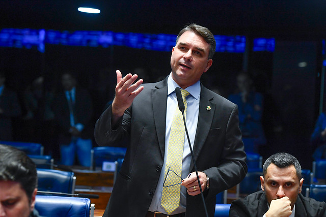 Lideranças católicas assinam manifesto contra eleição de Flávio Bolsonaro por “ameaça à democracia”