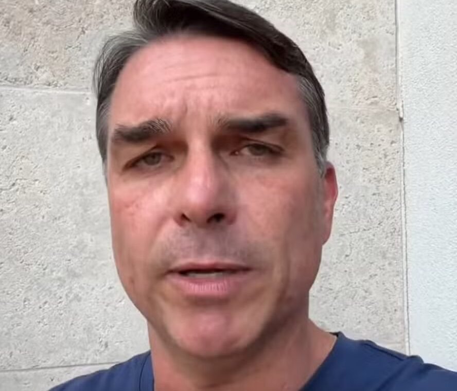 PF apura se Flávio Bolsonaro teria deixado o país rumo aos EUA