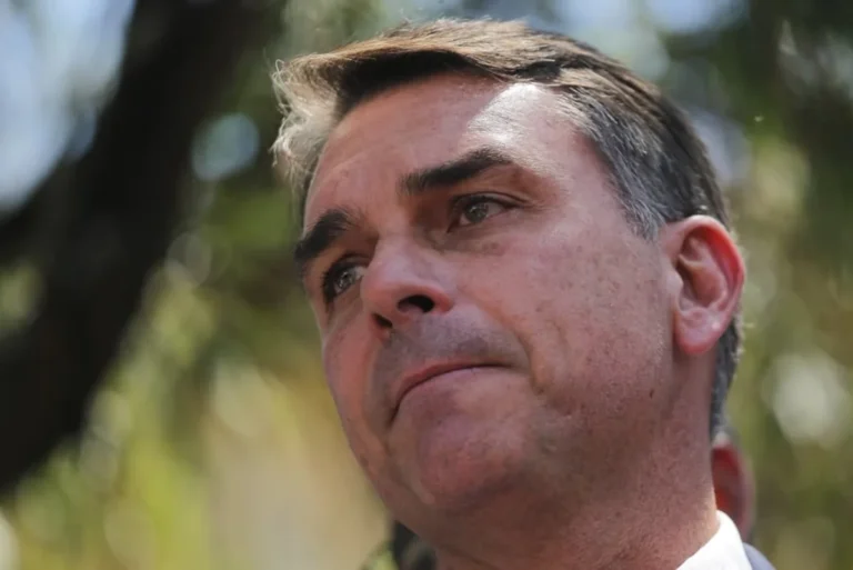 Flávio Bolsonaro foi embora para os EUA. Avião em voo