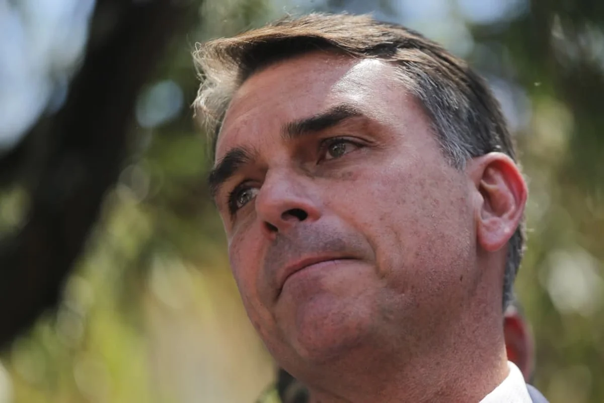 Flávio Bolsonaro foi embora para os EUA. Avião em voo