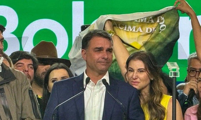 Aliado de Trump diz que Flávio Bolsonaro chegou aos EUA “em segurança”