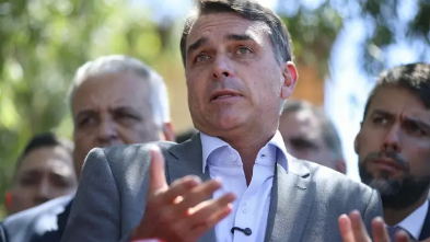 Após fala sobre Constituição, Flávio contemporiza e diz querer fazer reforma política