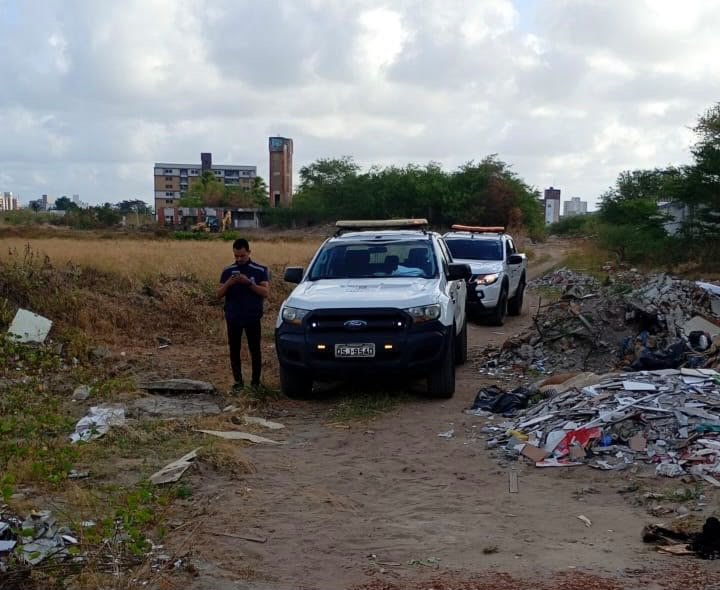 Prefeitura de Cabedelo intensifica fiscalização e multa empresa por descarte irregular de entulhos